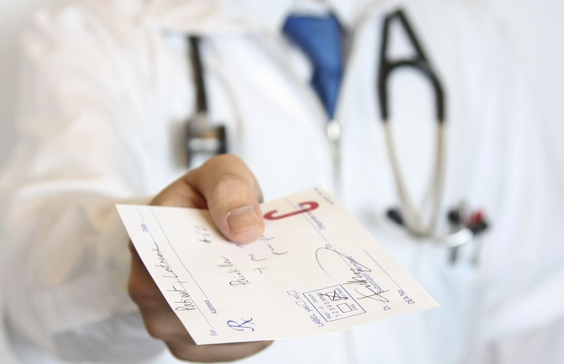 O médico dá unha receita para o tratamento de problemas de potencia despois de 50