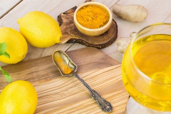 Beba con limón, xenxibre e cúrcuma para mellorar a potencia
