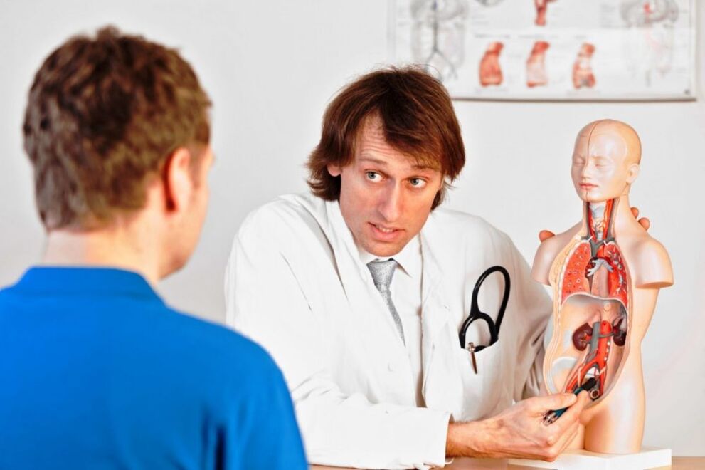 O médico aconsella ao paciente sobre as razóns que inhiben a potencia